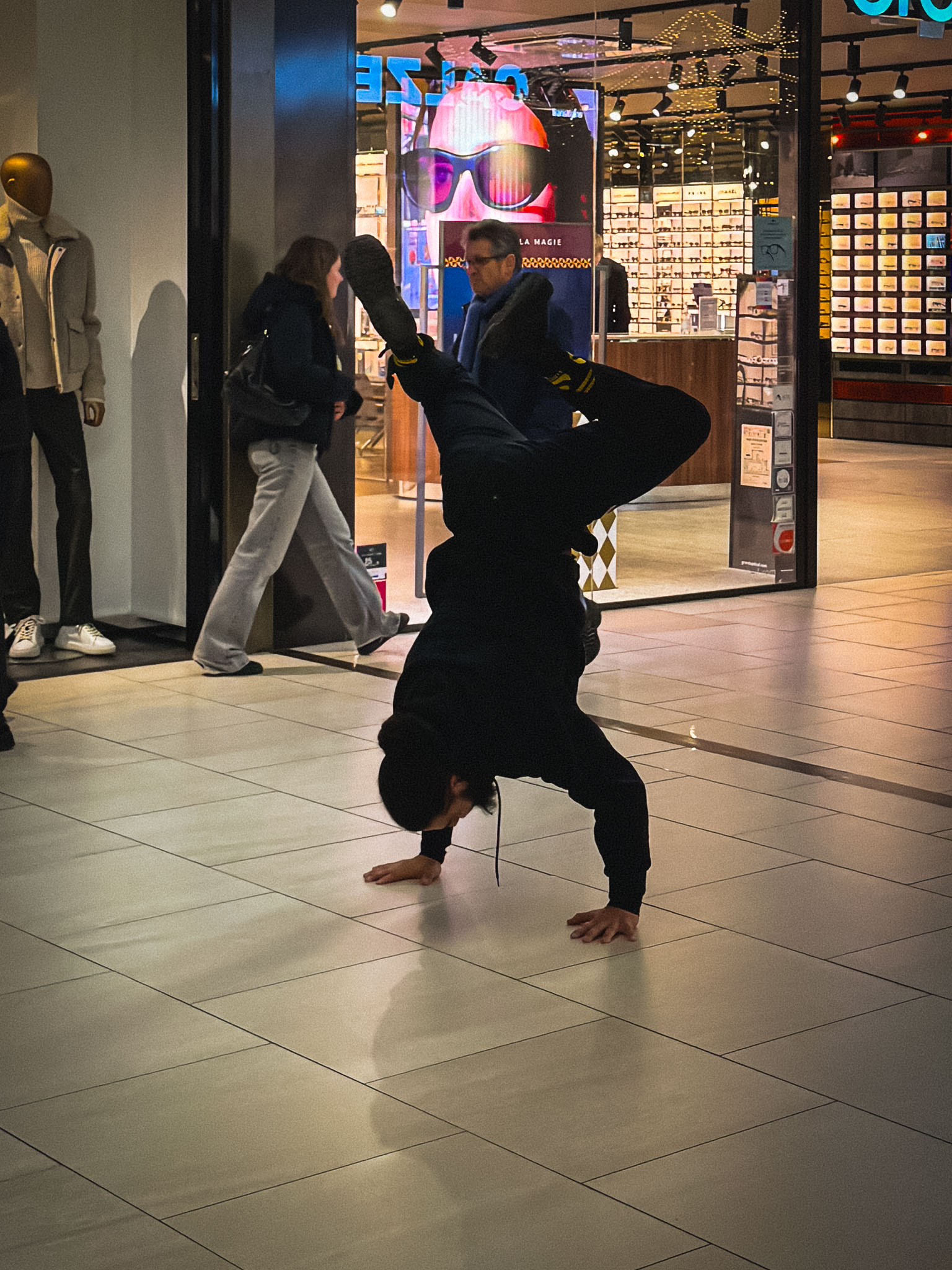 e troupe de 3 danseurs professionnels a investi les allées du centre afin d’offrir aux visiteurs une ambiance musicale festive et conviviale,